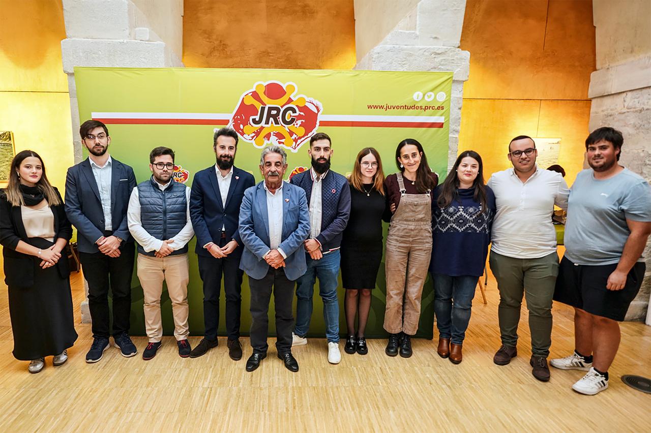 Comité ejecutivo de Juventudes Reginalistas junto a Miguel Ángel Revilla