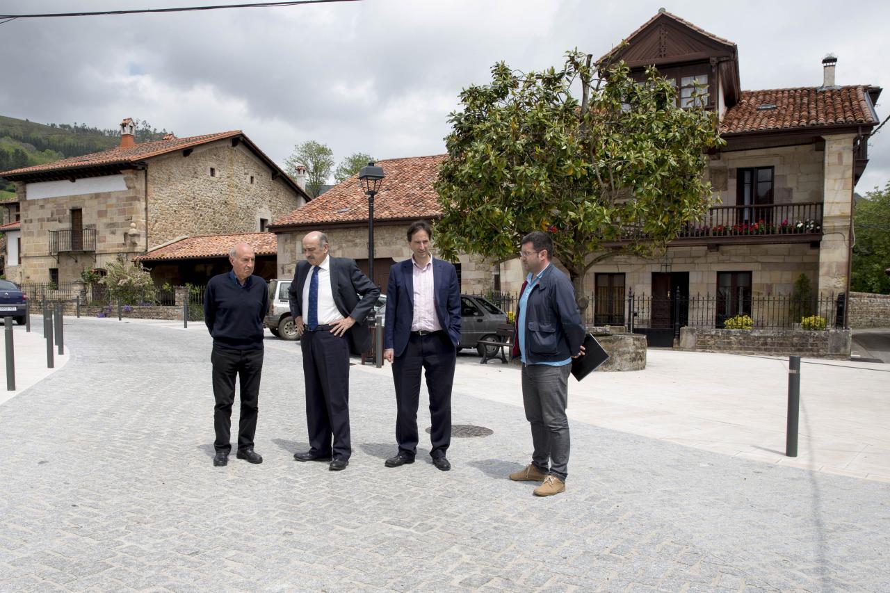Gabriel Gómez, a la izquierda, en su etapa como alcalde junto al entonces consejero de Obras Públicas, José María Mazón, y otros altos cargos de ese departamento