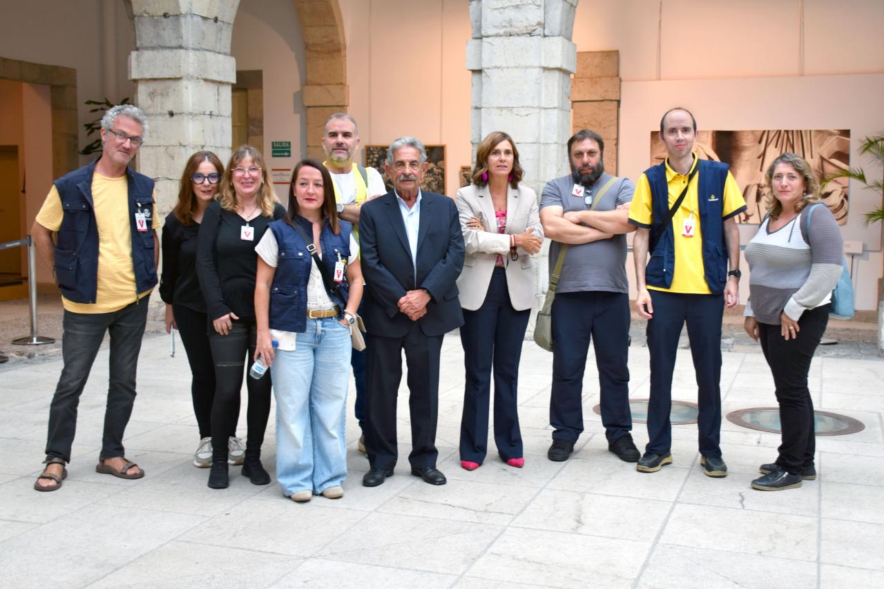 Paula Fernández Viaña y Miguel Ángel Revilla junto a representantes de Marea Postal Cantabria, en el Parlamento de Cantabria.