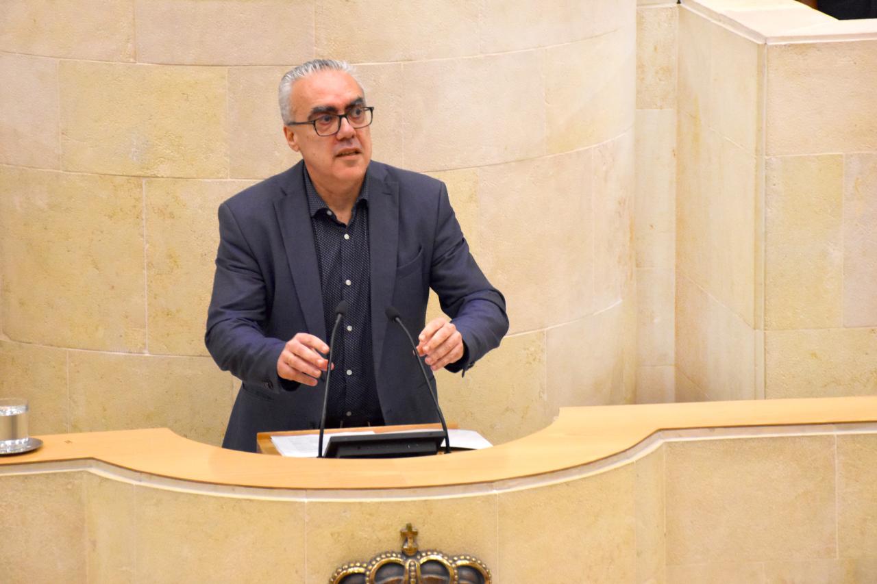 Pedro Hernando en el Pleno del Parlamento