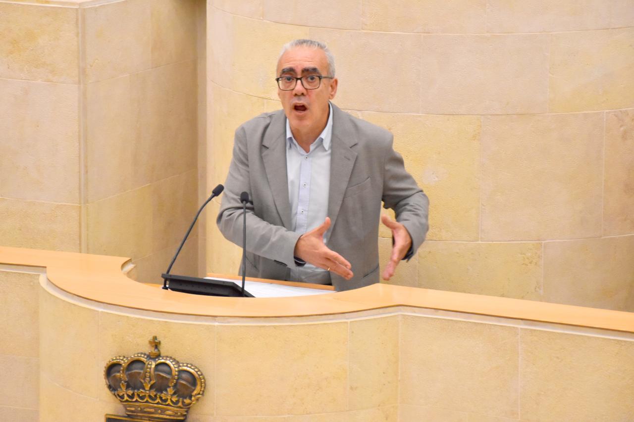El portavoz del PRC, Pedro Hernando, en la tribuna del Parlamento