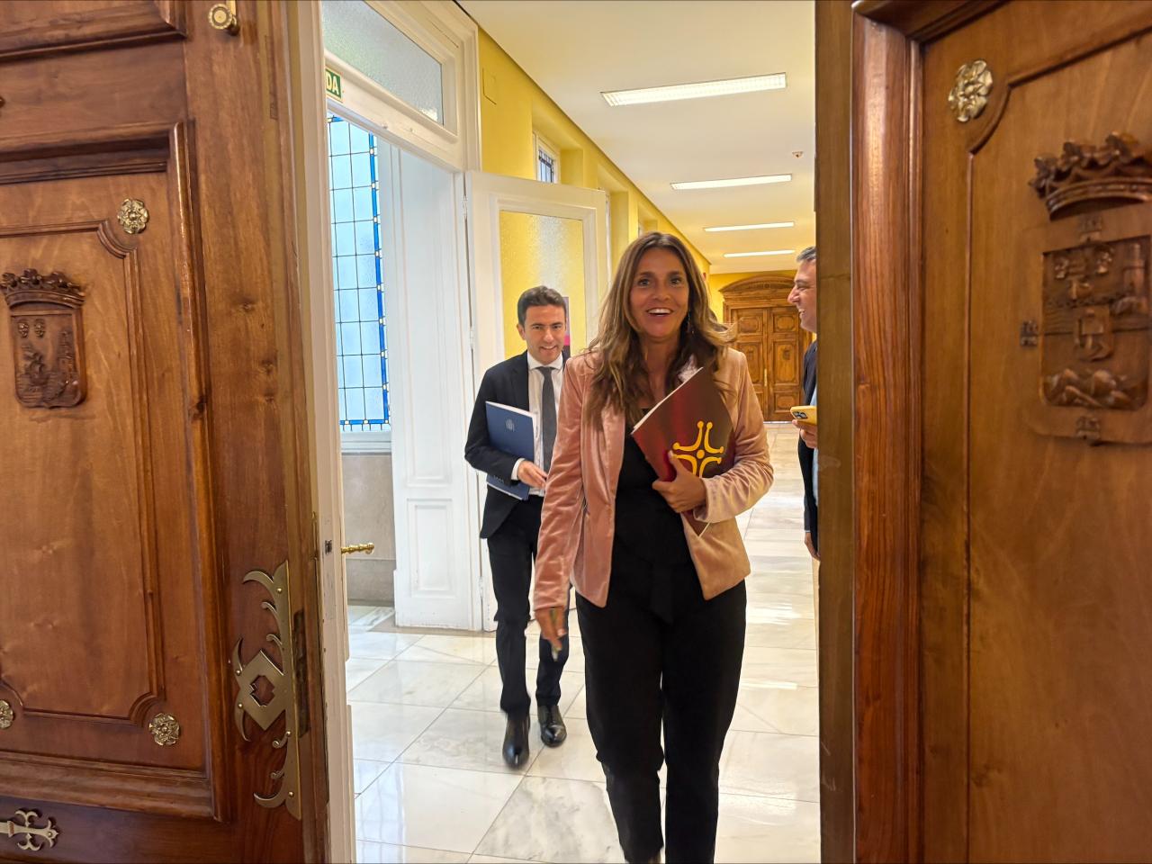 Paula Fernández al término de la reunión