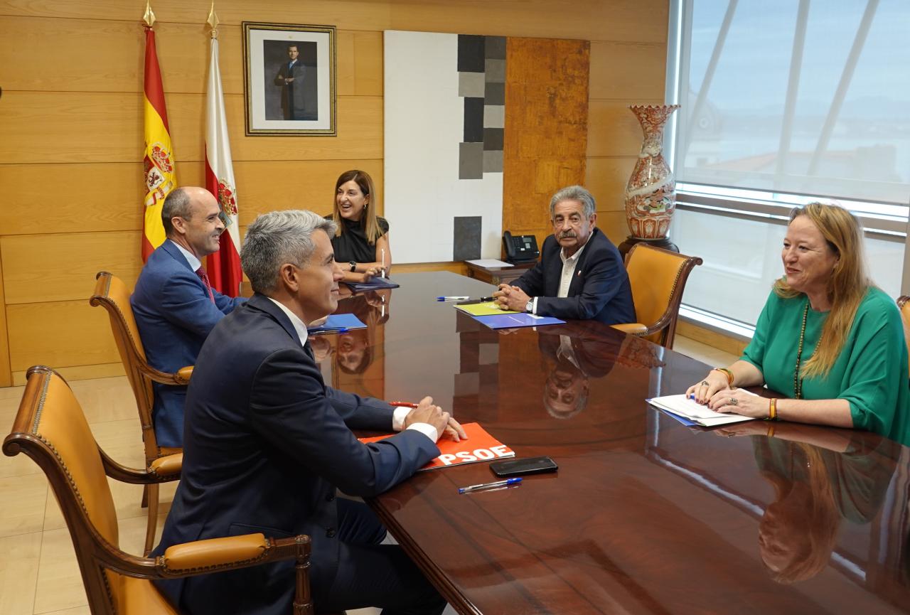Un momento de la reunión celebrada hoy en la sede del Gobierno de Cantabria