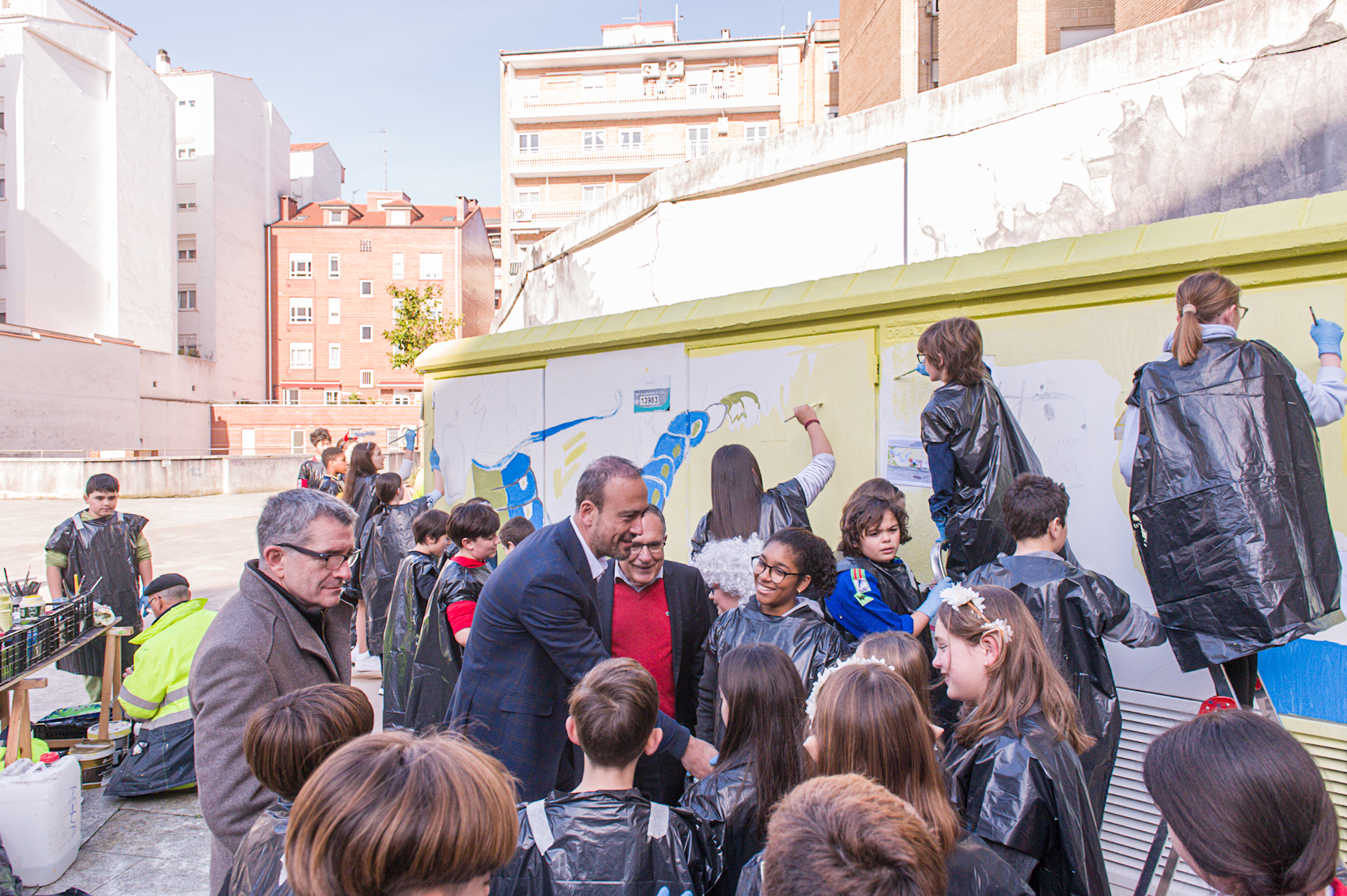 Escolares de 16 centros educativos de Torrelavega participan en el programa de embellecimiento de los cuadros eléctricos de la ciudad   