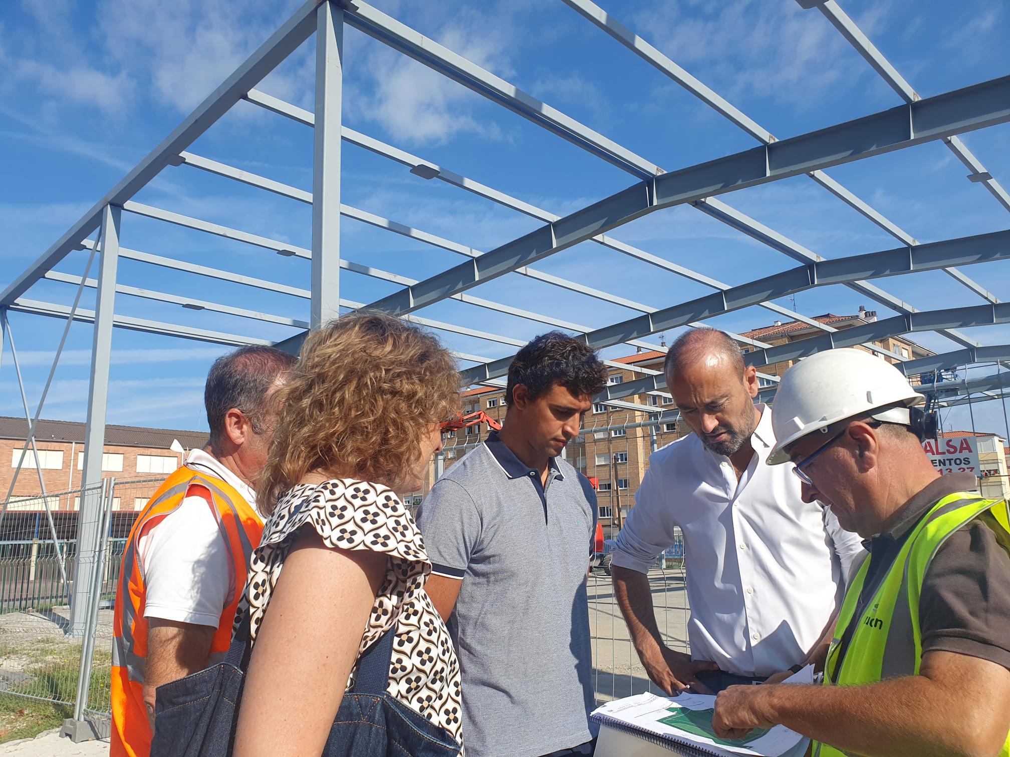 López Estrada visita las obras de la cubierta de la pista deportiva de Nueva Ciudad que estará en funcionamiento en septiembre