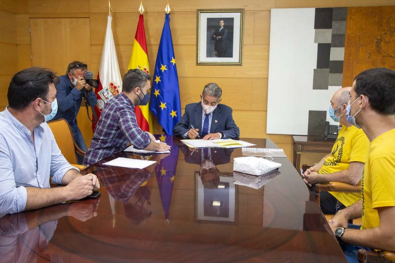 Revilla firma su adhesión a las reivindicaciones de la Plataforma en Defensa del tren Santander-Bilbao. (Foto: Nacho Romero)